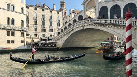 Foto de archivo de una góndola navegando por un canal de Venecia, a 5 de abril de 2024, Italia.