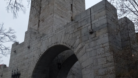 Las placas de la torre del Sagrario Militare Italiano de Zaragoza recuerdan a 577 brigadistas de ese país que murieron en la guerra civil