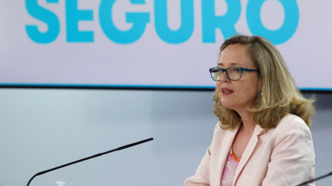 La vicepresidenta segunda del Gobierno y ministra de Asuntos Económicos y Transformación Digital, Nadia Calviño ,en rueda de prensa tras la reunión del Consejo de Ministros, este martes en el Palacio de La Moncloa, en Madrid.