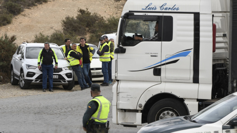 (18/03/2022) Unos 2.000 transportistas de Almería siguen con sus camiones parados.