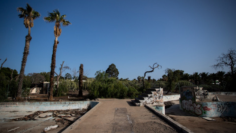 Piscina abandonada localizada entre las urbanizaciones de Eureka y Carabela en el complejo de Ten Bel, en una imagen tomada en febrero de 2022