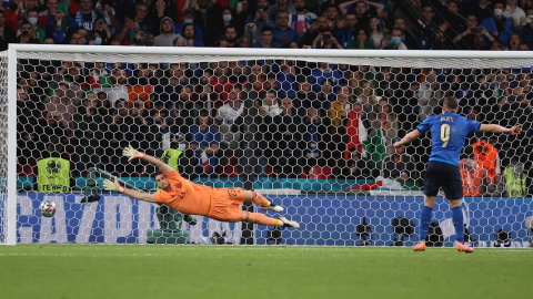 El delantero de la selección italiana de fútbol Belloti (d) marca ante Unai Simón, portero de España, durante el partido de semifinales de la Eurocopa 2020 entre España e Italia disputado este martes en el estadio de Wembley, en Londres.