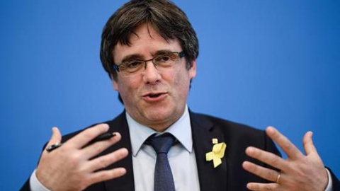 El ex presidente catalán Carles Puigdemont da una rueda de prensa en Berlín (Alemania) hoy, 25 de julio de 2018. Puigdemont afirmó que el fin de semana próximo regresará a Bélgica y que desde allí tiene la "voluntad de continuar el mandato de la ge