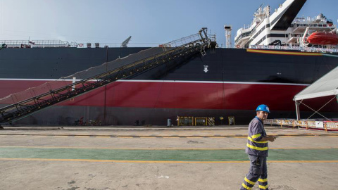 Un operario en las instalaciones de Navantia en Puerto Real (Cádiz). (ROMÁN RÍOS | EFE)