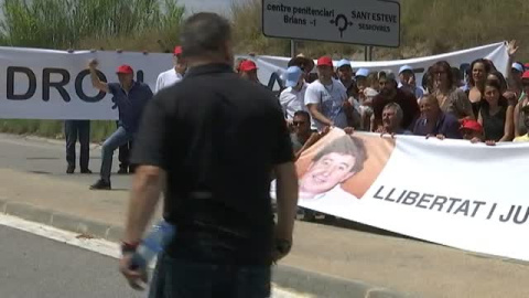 Sandro Rosell y Joan BesolÃ­ son recibidos con gritos de "libertad" en su traslado a la prisiÃ³n barcelonesa de Brians 2