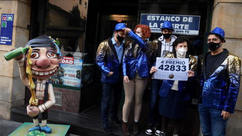 Los trabajadores e una administración de Oviedo celebran haber vendido el cuarto premio de la Lotería de Navidad este miércoles.