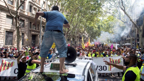 Taxistas en huelga llegados de toda España protestan en Barcelona. / QUIQUE GARCÍA (EFE)