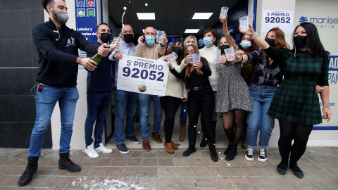 Trabajadores y vecinos de la administración número 3 de Manises, sita en la calle Maestro Guilen, que ha vendido una de las series del 92.052.