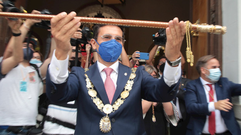 Francisco Cuenca enseña la vara de mando de la ciudad en la puerta del Ayuntamiento.