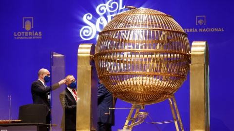 Vista del bombo antes del sorteo de la Lotería de Navidad celebrado en el Teatro Real de Madrid este miércoles.