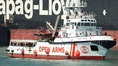 El buque Open Arms, en puerto de Barcelona. REUTERS/Albert Gea