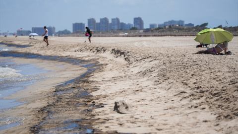 Vista del vertido en la playa de El Saler, a 16 de julio de 2024, en Valencia, Comunidad Valenciana (España).