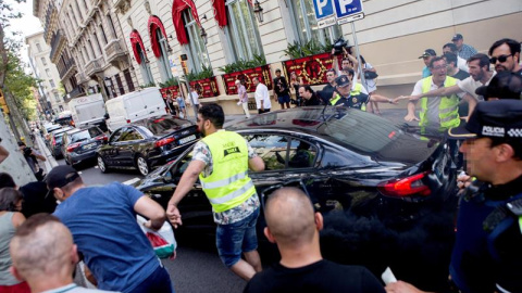 25/07/2018.- Taxistas increpan a un coche frante al hotel Palace durante la manifestación por las calles de Barcelona motivo de la huelga en defensa del reglamento del AMB que limita las licencias de VTC. EFE/Quique García