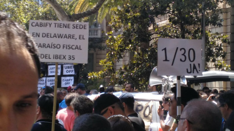 Concentració de taxistes de tot l'Estat davant la subdelegació del Govern central a Barcelona. / AF.