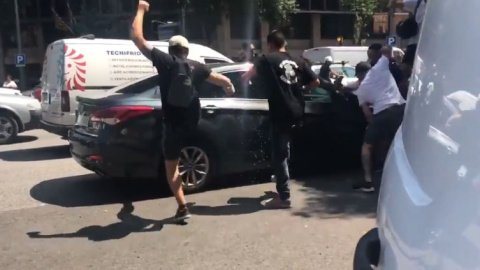 Captura del vídeo en el momento en el que varios taxistas atacan un Cabify con una familia a bordo durante la huelga de Barcelona.