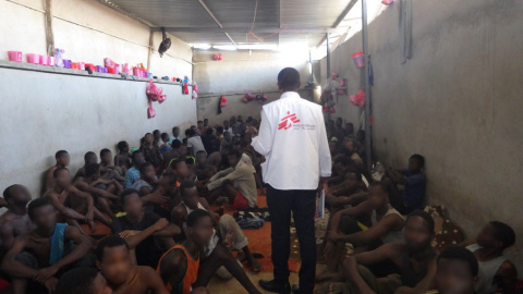 Un miembro de MSF en una de las celdas de un centro de detención de migrantes en Libia.- MSF