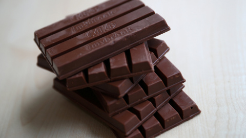 Chocolatinas Kit Kat, de Nestlé, con sus características cuatro barras tridimensionales. / HANNAH MCKAY (REUTERS)