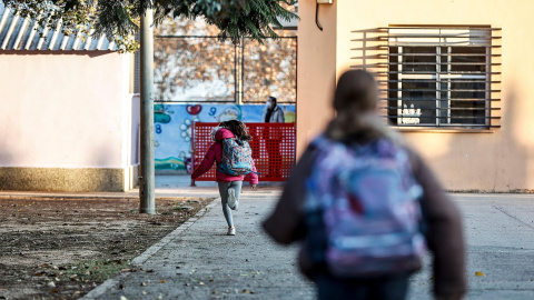 15/12/2021Dos niñas entran en un colegio