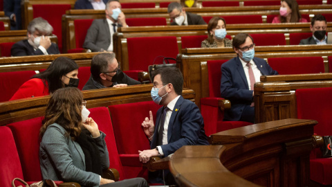 La consellera de Presidencia de Cataluña, Laura Vilagrá y el president de la Generalitat, Pere Aragonès, en un pleno del Parlament de Cataluña, a 23 de diciembre de 2021, en Barcelona, Catalunya, (España).