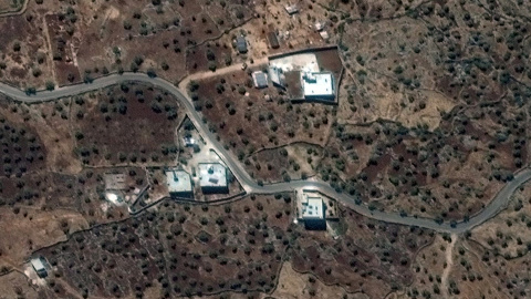 Vista de satélite del complejo en el que se ocultaba Al Baghdadi, cerca del pueblo de Barisha, en Siria, cerca de la frontera con Turquía, en un imagen del 28 de septiembre de 2019,. MAXAR TECHNOLOGIES / REUTERS