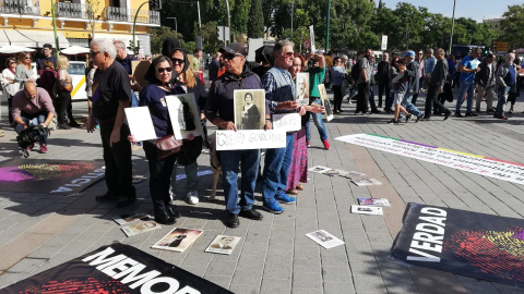 Grupo de personas concentradas delante de la Basílica de la Macarena.