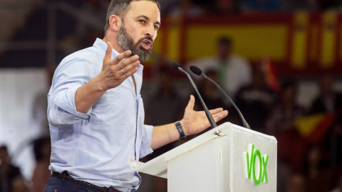 El presidente de Vox, Santiago Abascal, durante un momento del mitin que ha ofrecido hoy en el Pabellón Príncipe de Asturias de Murcia. EFE/Marcial Guillén