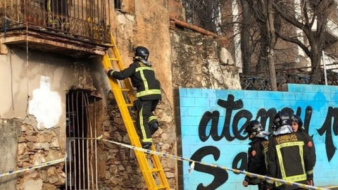 L'Ateneu de Sarrià durant la intervenció de Bombers després que un grup d'ultra-dreta calés foc a l'espai. @AteneusCat