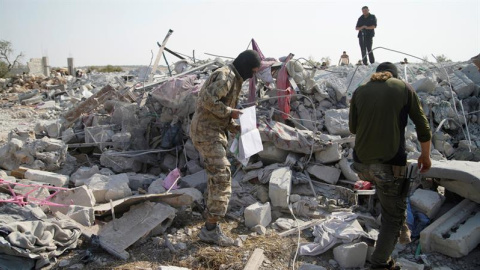 El terrorista más buscado del mundo Abu Bakr al Bagdadi murió en una operación la pasada noche a manos de fuerzas especiales estadounidenses a las afueras de la pequeña localidad de Barisha, en la provincia norteña siria de Idlib. En la imagen, miemb