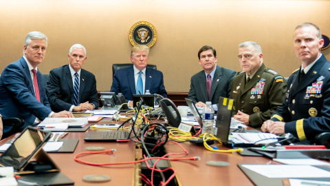 El presidente de los Estados Unidos, Donald Trump; el vicepresidente de los Estados Unidos, Mike Pence (2° izquierda); el secretario de Defensa de los Estados Unidos, Mark Esper (3° derecha), junto con los miembros del equipo de seguridad nacional, obse