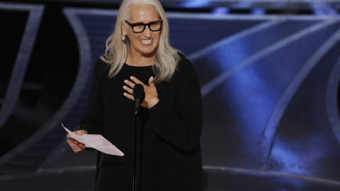 La directora neozelandesa Jane Campion lee los agradecimientos tras recibir el Oscar a la Mejor Dirección por 'El poder del perro'. EFE/EPA/ETIENNE LAURENT