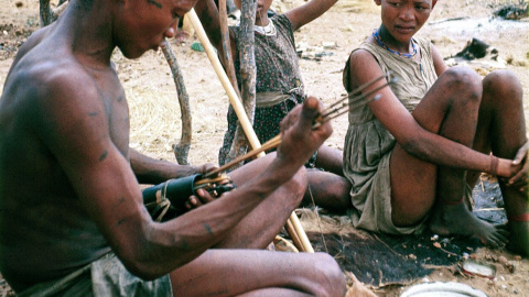 Un grupo de bosquimanos del Kalahari, considerados la cuna del Homo Sapiens en un imagen sin fecha de la investigadora de la Universidad de Utah Polly Wiessner.-AFP