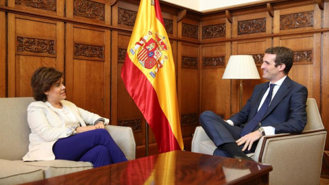 25/07/2018.- El presidente del Partido Popular Pablo Casado, y la exvicepresidenta del gobierno Soraya Sáez de Santamaría, durante el encuentro mantenido esta mañana en el Congreso de los Diputados.-EFE/Diego Crespo/Partido Popular