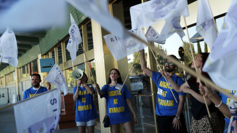 Los trabajadores de Ryanair en el primer día de una huelga de tripulantes de cabina en el aeropuerto Adolfo Suárez Madrid-Barajas. / REUTERS