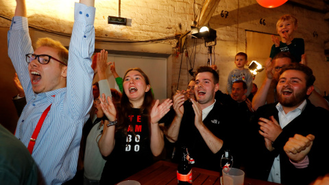 La sede del partido izquierdista de Alemania celebra los resultados. REUTERS/Ralph Orlowski