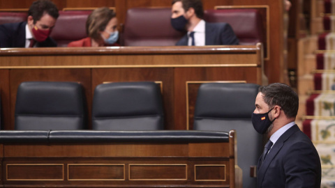 22/10/2020.- El presidente de Vox, Santiago Abascal, pasa por delante del presidente del PP, Pablo Casado, en el hemiciclo. E. Parra / Europa Press