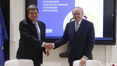 El ministro de Inclusión, Seguridad Social y Migraciones, José Luis Escrivá (i) y el presidente de la Fundación 'La Caixa', Isidro Fainé (d) formalizan este 23 de marzo de 2022 un proyecto para organizar y coordinar la red de familias acogedoras de r