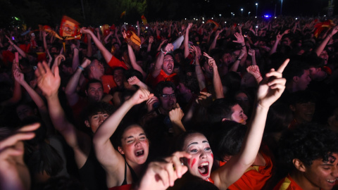 Decenas de aficionados se concentran para ver la final, en Madrid, a 14 de julio de 2024.