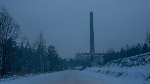 Panorámica de la central de Ignalina, al atardecer, y el día de la clausura del último reactor operativo, el 31 de diciembre de 2009