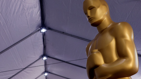 Una estatua de los Oscar en los preparativos de la gala de entrega de los premios de la Academia de Hollywood, en Los Angeles (California, EEUU). REUTERS/Eric Gaillard