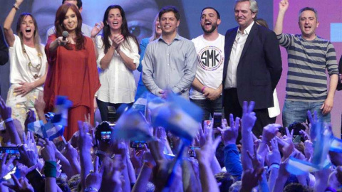 El peronista Alberto Fernández (2d), virtual presidente electo de Argentina tras ganar en primera vuelta las elecciones, y su fórmula a la Vicepresidencia de Argentina, la expresidenta argentina Cristina Fernández (2i), celebran ante miles de sus simpa