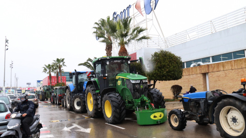 La cua de tractors entrant a l'aparcament d'un supermercat de Tarragona.