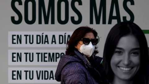 Una mujer camina este jueves con mascarilla por una céntrica calle de La Coruña.