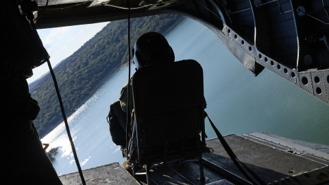 Un soldado sentado en una silla de un helicóptero de las Fuerzas Aeromóviles del Ejército de Tierra, a 26 de septiembre de 2022, en Madrid.