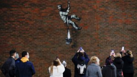 Una posible obra de Banksy aparece en el muro de la prisión donde fue encarcelado Oscar Wilde