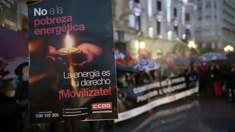 Los sindicatos CCOO PV y UGT PV, la asociación de consumidores Facua, la organización de autónomos Uatae y la confederación vecinal CAVE-COVA celebran una manifestación para exigir la contención de los precios de la energía.