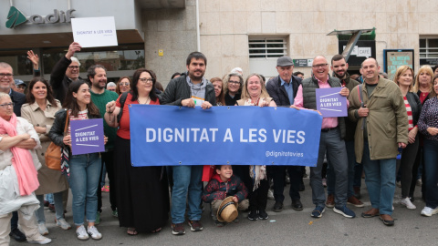 Fotografia de família de la plataforma Dignitat a les Vies després de la seva primera acció davant l'estació de tren de Tarragona