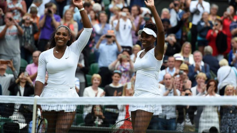 Serena y Venus Williams tras el partido de este sábado.  EFE/EPA/GERRY PENNY