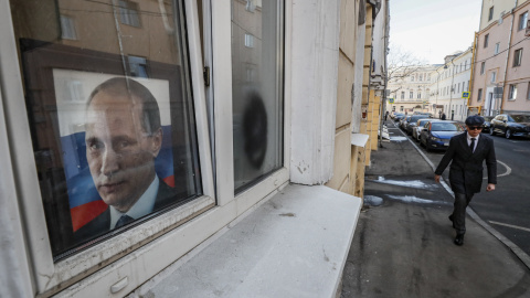 Un hombre pasa frente a una imagen de Vladímir Putin en Moscú, Rusia, este 21 de marzo de 2022.