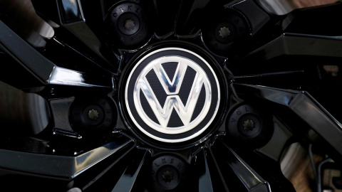 El logotipo de Volkswagen en la llanta de un coche.