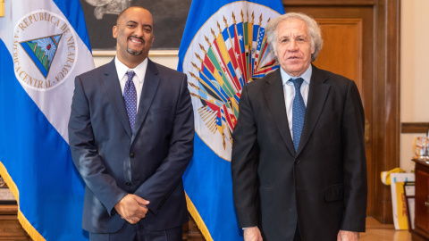 Fotografía del 5 de noviembre de 2021 cedida por la Organización de los Estados Americanos (OEA) donde aparece su secretario general, Luis Almagro (d), junto al representante permanente de Nicaragua, Arturo McFields Yescas (d), en la sede del organismo 